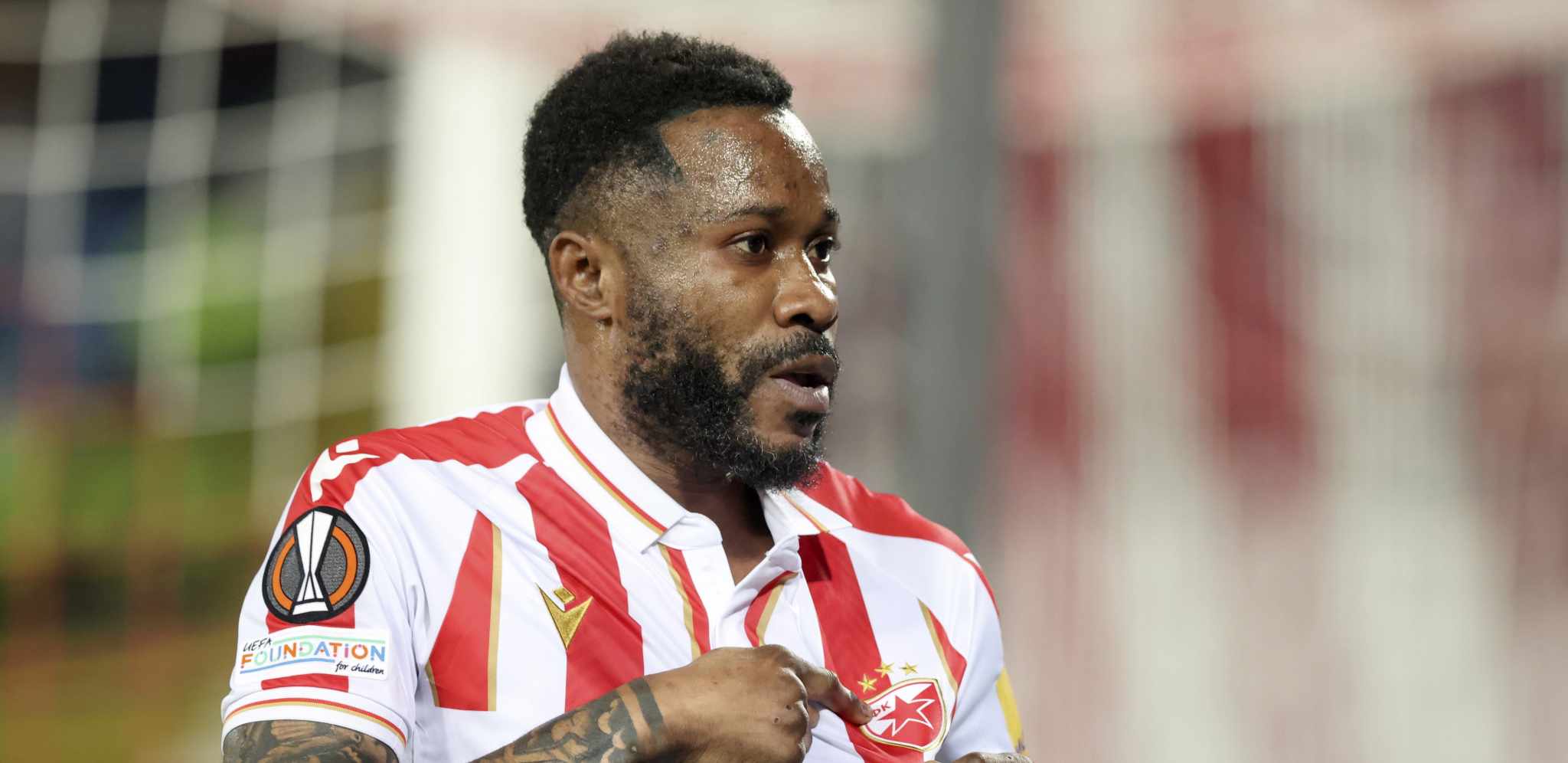 O OVOM STAJLINGU SE PRIČA Kanga krenuo u šetnju, a svi se pitaju: Šta mu je to na nogama? (FOTO)