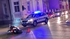 AUTOMOBIL NALETEO NA MOTOCIKLISTU Udes na Bulevaru kralja Aleksandra