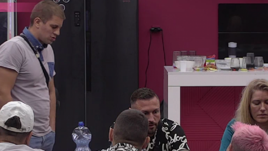 SVAĐAŠ SE KAO ŽENA Ceo crni sto udario na Necu, Petrući mu poručio ovo, a onda je ocrnio Jelenu