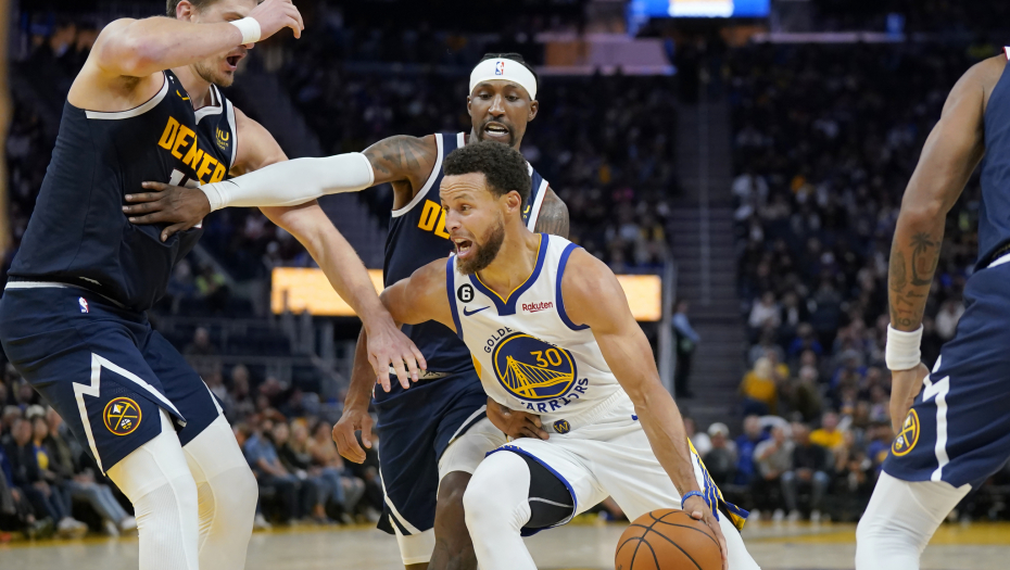 JOKIĆA "RAZAPINJE" CELA AMERIKA ZBOG OVOG FAULA NAD KARIJEM Srbin zvezdu Golden Stejta poslao u prvi red pored terena (VIDEO)