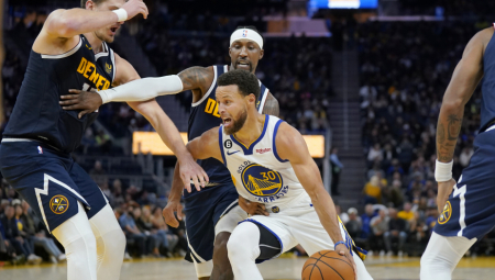 JOKIĆA "RAZAPINJE" CELA AMERIKA ZBOG OVOG FAULA NAD KARIJEM Srbin zvezdu Golden Stejta poslao u prvi red pored terena (VIDEO)