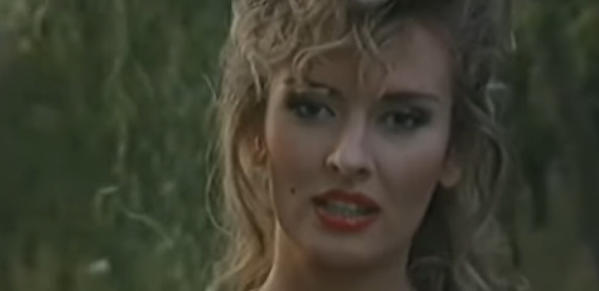 NEKADA JE PLENILA Pevačicu su obožavali u bivšoj Jugi, nakon vrtogave slave rešila je da se povuče, evo kako ona izgleda sada (FOTO)