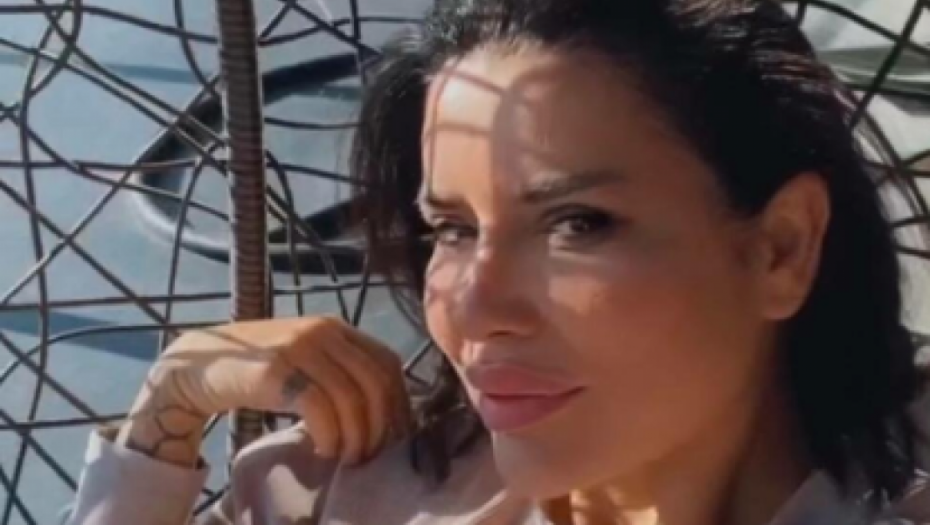 SKINULA SE Trudna  Alis Adaktar (47) zapalila društvene mreže, pokazala trudnički stomak (FOTO)
