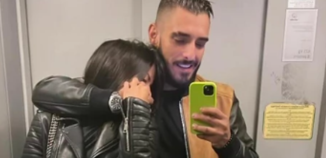 ŠOK IZDANJE DARKA LAZIĆA I NOVE DEVOJKE Slikali se u liftu, a ona okrenula zadnjicu, pa pokazala ovo