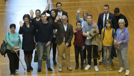 POSLANIK PORUČIO DA JE SREĆAN ŠTO GRAĐANE MOŽE DA UPOZNA SA PARLAMENTOM: Vesić sa tiktokerima obišao Narodnu skupštinu