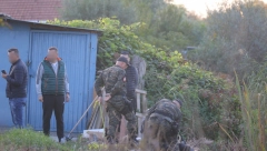 PRONAĐEN PIŠTOLJ NAKON OBRAČUNA U KRNJAČI Ronioci Žandarmerije traže drugo oružje u mutnoj vodi (FOTO)