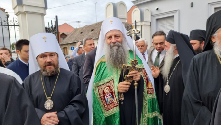 DOČEKAN ISPRED SABORNOG HRAMA Patrijarh Porfirije stigao u Vukovar