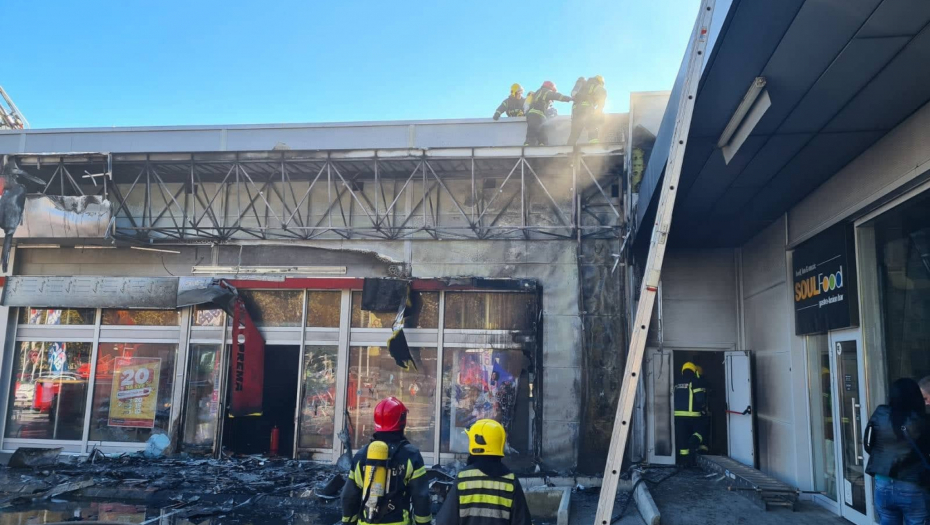 GUST DIM PREKRIO ULICE Požar u Pančevu, na teren stigli vatrogasci, stihija počela u ostavi za đubre (FOTO)