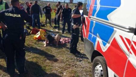 JOŠ JEDNA NESREĆA NA HODOČAŠĆU Minibus pun putnika se survao niz liticu! Dve žene poginule kod brane Rovni nadomak Valjeva