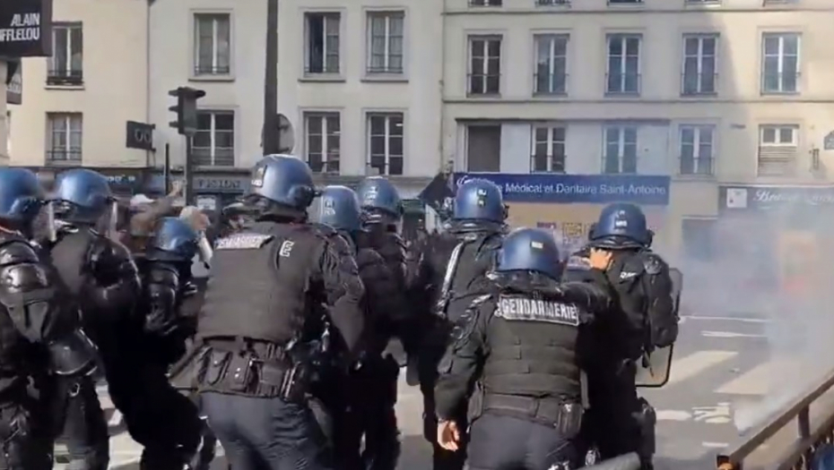 HAOS NA ULICAMA PARIZA, POLICIJA BACALA SUZAVAC Hiljade demonstranata protestuju zbog krize u državi (VIDEO)