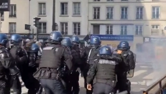 HAOS NA ULICAMA PARIZA, POLICIJA BACALA SUZAVAC Hiljade demonstranata protestuju zbog krize u državi (VIDEO)