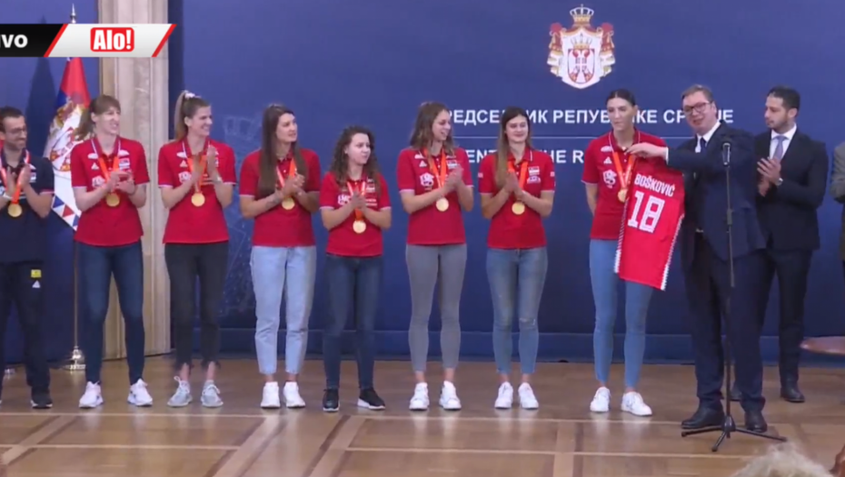 ZLATNE DEVOJKE U GOSTIMA KOD PREDSEDNIKA Aleksandar Vučić ugostio odbojkašice Srbije: Čestitam vam na istorijskom uspehu (VIDEO)