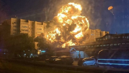 ZGRADA U PLAMENU Velika nesreća u Rusiji, avion se srušio na stambeni blok  (UZNEMIRUJUĆI VIDEO)