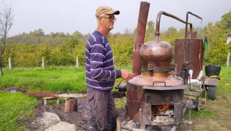 "UMRE NEKO, OŽENI SE, ŠTA ĆEŠ BEZ RAKIJE?!" Kuća domaćina Gavre nikada nije ostala bez čuvenog srpskog pića: Selo opustošeno, ali tradicija pored kazana se ne zaboravlja (VIDEO)