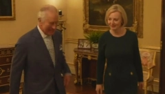 CEO SVET MU SE SMEJE Kralj Čarls od susreta sa premijerkom napravio hit komediju, reakcije ne prestaju