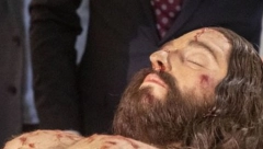 ŠPANSKI UMETNICI IZVELI NEMOGUĆE Stvorili neverovatno realistično telo Isusa Hrista - ogrebotine od nošenja krsta, na glavi od trnovog venca