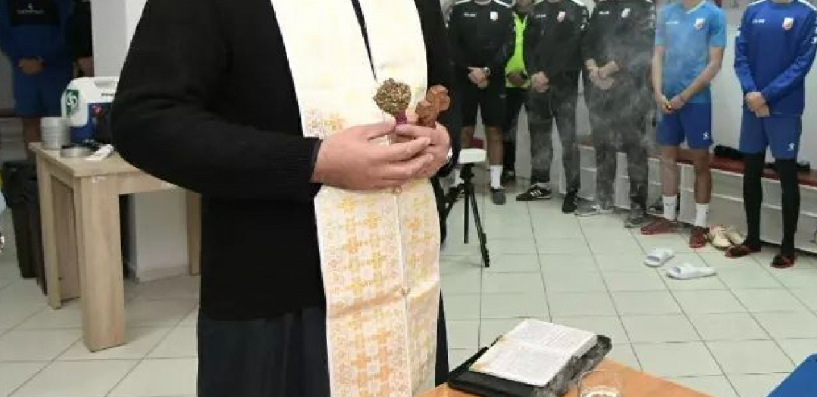 PRED MEČ SA ZVEZDOM Vojvodina zvala sveštenika da osvešta klupske prostorije i autobus (FOTO)