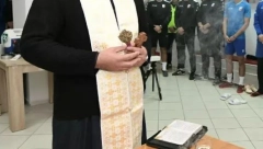 PRED MEČ SA ZVEZDOM Vojvodina zvala sveštenika da osvešta klupske prostorije i autobus (FOTO)