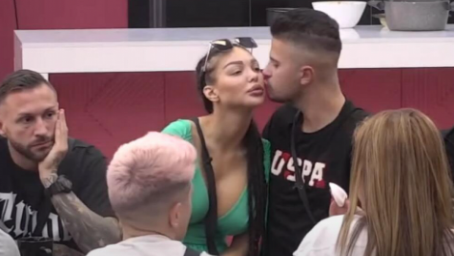 NAJE*AĆE VEČERAS Maja besna, brani svoju teritoriju, pa oplela po Aniti