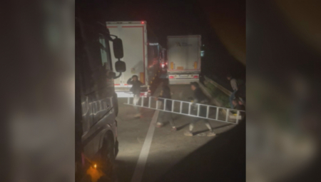 MIGRANTI NAPRAVILI HAOS NA AUTOPUTU Nose merdevine, naskaču na kamione i seku cerade (FOTO)
