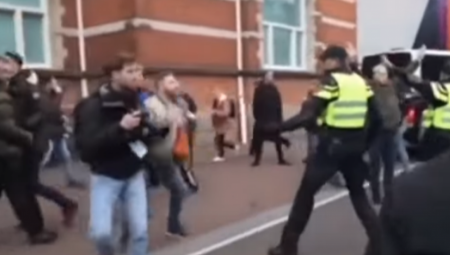 U SRBIJI ŠAČICA EKO EKSREMISTA MALTRETIRA GRAĐANE U Zapadnoj Evropi druga priča: Policija brutalno čuva red i mir! (FOTO)