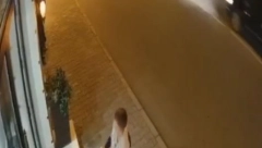 JEZIV SNIMAK IZ ŠAPCA! Automobil udario dečaka na trotinetu dok je prelazio ulicu! (VIDEO)