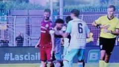 FUDBALSKA BRUKA GODINE Nagazio rivala na glavu, ovo je za zatvor (VIDEO)