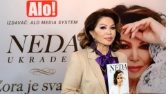 PEVAČICINA ZORA SVANULA NA PAPIRU Promocija romana Nede Ukraden, a evo kome je dala prvi primerak