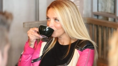 NIKAD JE NIJE ZAPROSIO Naša pevačica krije partnera kao zmija noge, evo kako izgleda (FOTO)