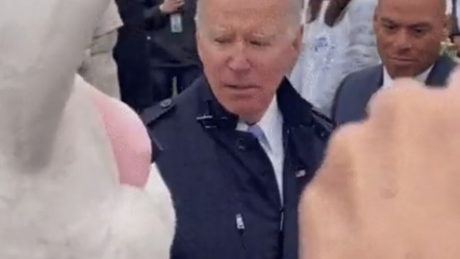 DŽO ZABORAVIO GDE JE! Predsednik SAD šetao sa Makronom, a onda stao pored Rusi i počeo da mu gleda ruke! (VIDEO)