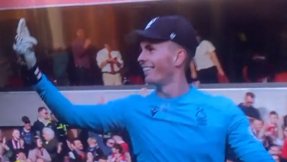 NOVI INCIDENT NA OSTRVU Bivši golman Junajteda pokazao srednji prst navijačima Liverpula (VIDEO)