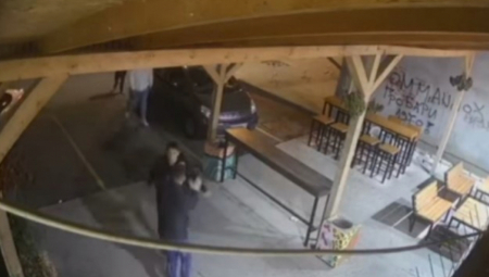 OSVANUO SNIMAK BRUTALNE TUČE U VINČI Maloletnika (14) pretukli i polomili mu zube zbog navodnog dobacivanja (VIDEO)