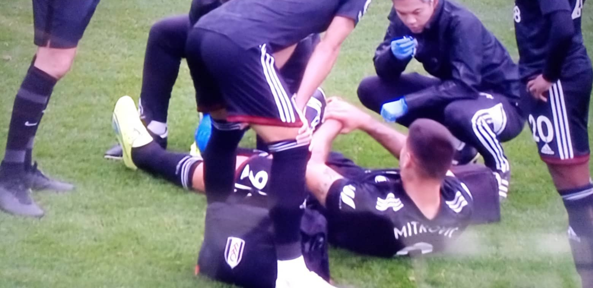 TRENUTAK KADA SE CELA SRBIJA UHVATILA ZA GLAVU Povredio se Aleksandar Mitrović