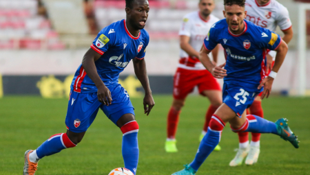 ZVEZDA PREŽIVELA NA "ČAIRU" Crveno-beli imali dva igrača više, u finišu slomili uporni Radnički Niš i sačuvali važna tri boda