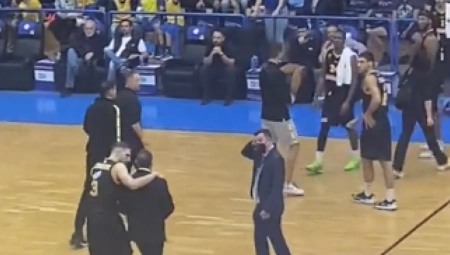 TOTALNA LUDNICA Tuča huligana iznad Spanulisa, meč prekinut, užasne scene u Atini (VIDEO)
