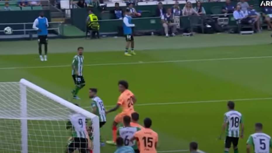 KAO NEKAD PIKSI Omalovažavana zvezda dala golčinu iz kornera (VIDEO)