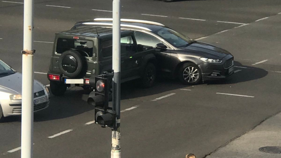 KARAMBOL NA NOVOM BEOGRADU Džip se zakucao u automobil nasred raskrsnice, saobraćaj usporen!