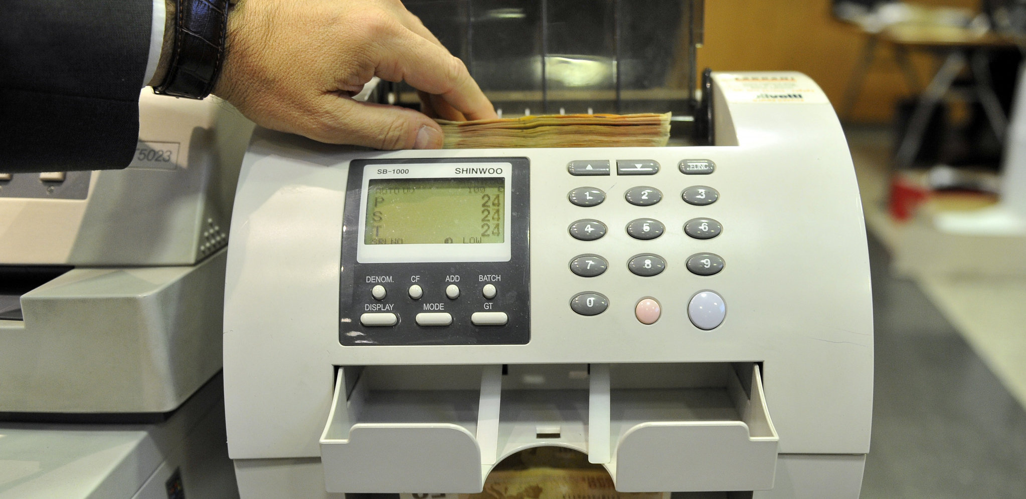 DOLAR JAČA, JEN NA NOVOM MINIMUMU Evo šta se dogodilo sa evrom!