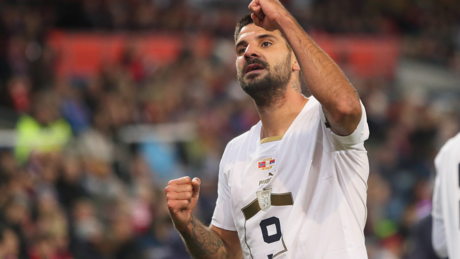 SRBIN BI BAŠ MOGAO DA NADRLJA Aleksandar Mitrović snimljen kako prolazi na crveno svetlo u Saudijskoj Arabiji (VIDEO)