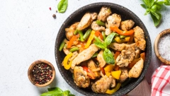 Ukusan i brz ručak: Piletina sa paprikom i lukom (RECEPT)