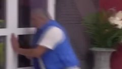 JEZIVI SNIMAK MIKIJA ĐURIČIĆA Zadrugar u jeku nervnog sloma udara glavom u staklo, cimeri prebledeli (VIDEO)