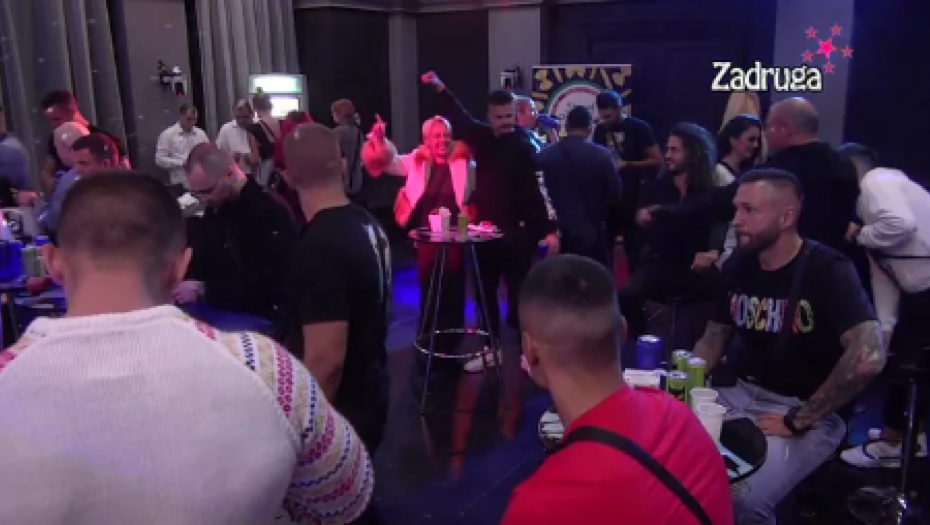 MAJA DALA BILAL DOZVOLU On prišao ovoj zadrugarki, pa je zagrlio i nazdravio sa njom