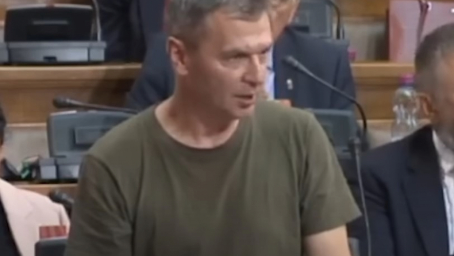 SKANDALOZNO PONAŠANJE POSLANIKA ĆUTE Pogledajte šta ovaj čovek radi u Skupštini Srbije! (FOTO)