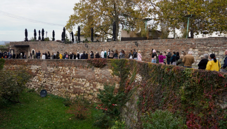 VELIKI BROJ VERNIKA ISPRED CRKVE SVETE PETKE Beograđani poranili po lekovitu vodu  (FOTO)