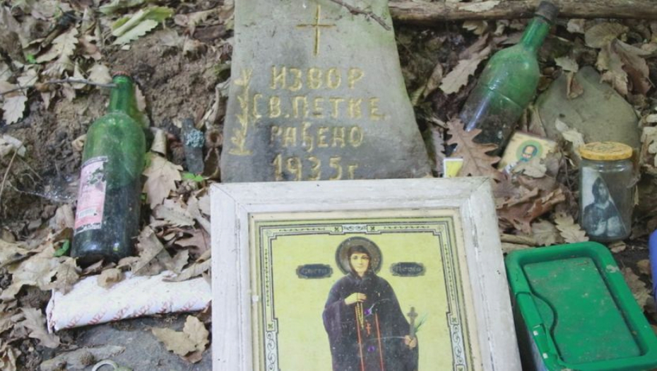 POMOLILI SE NA IZVORU SVETE PETKE I DOBILI DETE Sakriven duboko u šumama Topole, veruje se da je čudotvoran (FOTO)