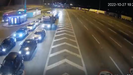 OBUSTAVLJA SE SAOBRAĆAJ NA VIŠE DEONICA Gužve na graničnim prelazima: Teretna vozila čekaju i po 5 sati