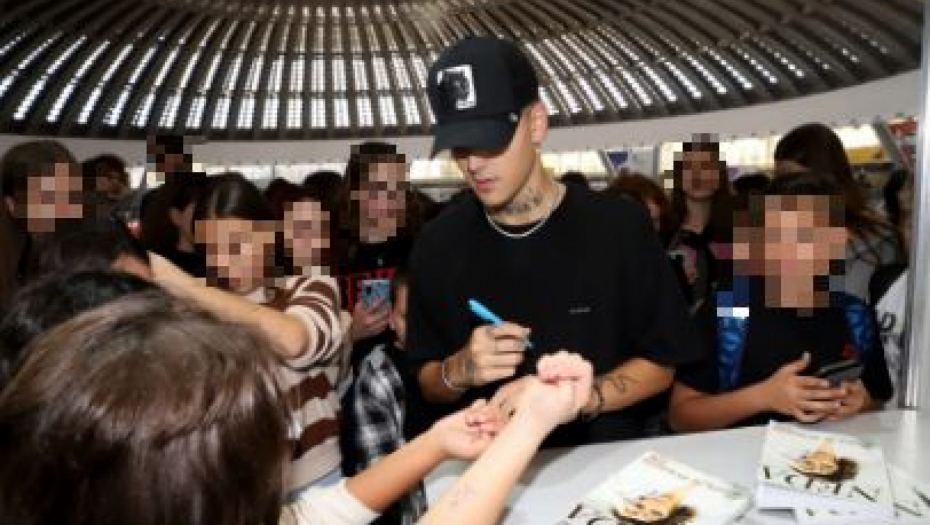 RASPAMETILI NAJMLAĐE Više stotina dece uz vrisak dočekalo Sergeja i Minu (FOTO)