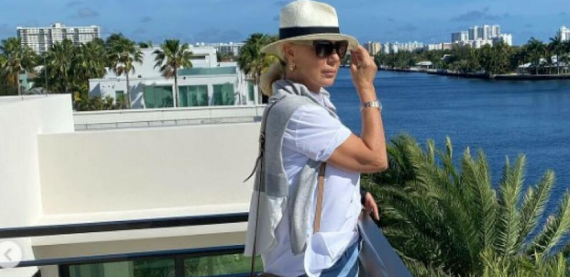 LEPA BRENA SMRŠALA 17 KILOGRAMA, PA BACILA FANOVE U TRANS! Pokazala izvajano telo, a evo koja je tajna njenog izgleda!