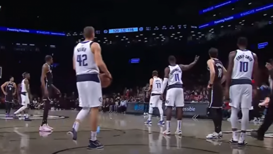 MOGAO JE DA NADRLJA Navijač gađao Dončića časom punom leda (VIDEO)