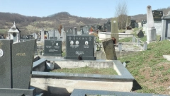 VOIMJA OCA Čovek rezervisao najbolje mesto na groblju, ko god vidi tablu, krsti se